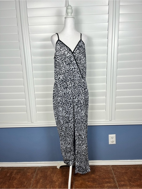 No Brand Tag Pants - Jumpsuit Black & White Floral Print Spaghetti Strap w/ pockets size XL